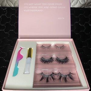 Assorted eyelash extension kit !!